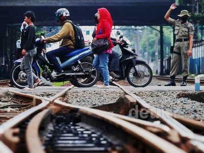 Satpol PP Mulai Jaga Pintu Perlintasan Kereta