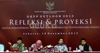 (Kiri-kanan) Direktur Lingkar Madani (LIMA), Ray Rangkuti, moderator Ihat Subihat, pemenang Pemilukada Kota Tangerang, Arief Wismansyah dan pengamat hukum tata negara, Irman Putrasidin hadir sebagai pembicara.
