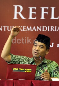 Ray Rangkuti menyampaikan pendapatnya.