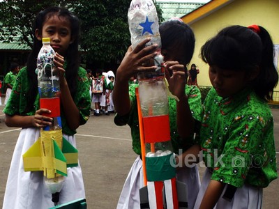 Siswa SD Bikin Roket Air