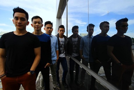 De Neno Ingin Dikenal Sebagai Grup Band Panggung