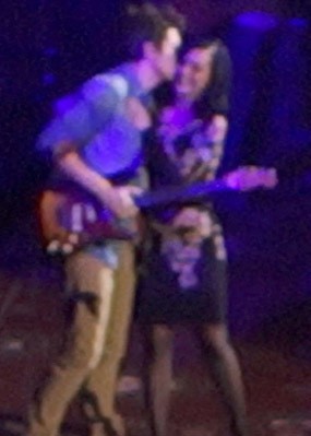 So Sweet, John Mayer Cium Katy Perry di Depan Ribuan Fans