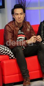 Gaya Cool Daniel Mananta Berjaket Kulit