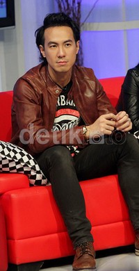 Ia bergaya dengan kaus hitam bergambar, celana hitam dan jaket kulit serta sepatu berwarna coklat. Gus Mun/detikHOT.