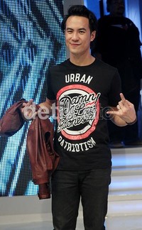 Daniel berpose metal di depan kamera. Gus Mun/detikHOT.