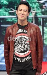 Gaya Cool Daniel Mananta Berjaket Kulit