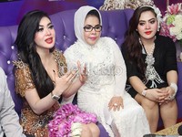 Pada kesempatan itu, Syahrini juga mengajak sang ibunda dan adik tersayangnya. Gus Mun/detikHOT.