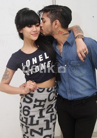 Onad mengecup pipi Rosa. Gus Mun/detikHOT.