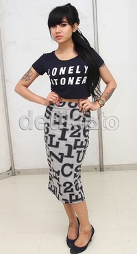 Rosa berpose saat ditemui di kawasan Kebon Jeruk, Jakarta Barat, Kamis (19/12/2013). Gus Mun/detikHOT.