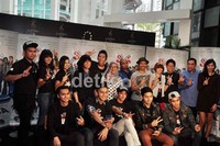Slank dan para pemeran 'Slank Nggak Ada Matinya' usai premiere di XXI Epicentrum, Kuningan, Jakarta Selatan, Rabu (18/12/2013). Noel/detikHOT.
