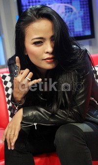 Salam metal dari Tantri. Gus Mun/detikHOT.