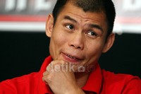 Chris mengumumkan dirinya pensiun dari ring tinju di Kebon Jeruk, Jakarta.