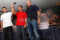Chris mengumumkan pensiun dengan didampingi sang pelatih Craig Christian dan promotor Raja Sapta Oktohari.