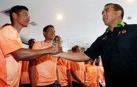 Ketua KONI Pusat Tono Suratman bersama jajaran pengurus KONI Pusat lainnya, memberikan ucapan selamat kepada Tim Dayung di Gedung KONI Pusat, Jakarta, Kamis (19/12).