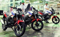 CB150R StreetFire terbaru hadir dengan varian warna baru yang dikenal sebagai simbol motor balap Honda yaitu warna merah, putih, biru yang dipadukan dengan desain stripe berpola karbon. (dok Honda).