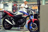 Mekanik melakukan pengecekan akhir CB150R StreetFire di pabrik perakitan AHM, pegangsaan. (dok Honda).