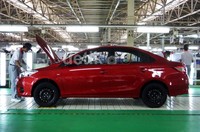 Sejumlah mekanik merakit Vios dan Limo di Pabrik Toyota Karawang 2.