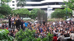Massa Atut Berdatangan ke KPK, 1.000 Polisi dan Watercannon Mengamankan
