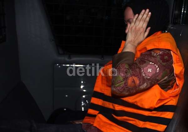 Dijebloskan ke Rutan, Atut Salat Magrib dan Zikir