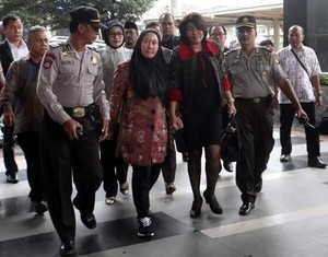 Penampilan Sederhana Atut Saat Jalani Pemeriksaan Tersangka