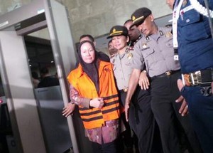 Ini Ekspresi Atut Saat Digiring Menuju Mobil Tahanan KPK