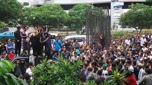 Massa Pendukung Atut Shalawatan untuk Ketua KPK