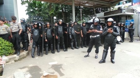 Ratu Atut Ditahan, Polisi Bertameng Siaga Jaga Pendukung Atut