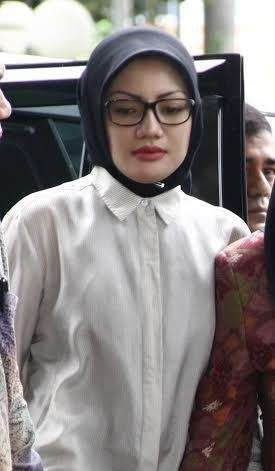 Atut Ditahan KPK, Adde Rosi Menangis