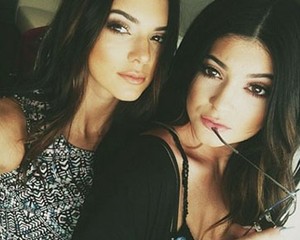 8 Selebriti yang Paling Sering Foto Selfie di Twitter dan Instagram