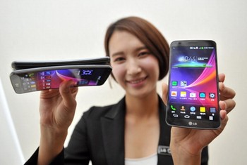 G Flex sejatinya bukan ponsel Android layar lengkung pertama, Samsung lebih dulu meluncurkan Galaxy Round. Namun tampaknya LG G Flex yang akan lebih dulu menyapa pasar global.