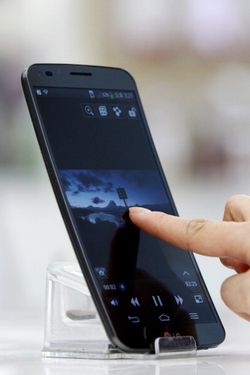 Menjajal Ponsel Android Lengkung Seharga Motor