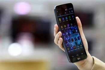 Tampak LG G Flex cukup besar dalam genggaman tangan. Ukuran layarnya memang mencapai 6 inch.