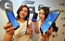 Menjajal Ponsel Android Lengkung Seharga Motor
