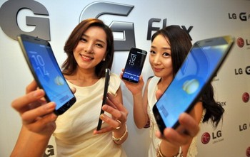 LG G Flex hadir dengan layar 6 inch resolusi 720p. Ia pertama kali diperkenalkan di Korea Selatan.