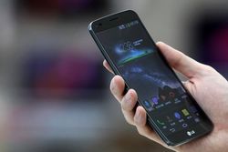 Menjajal Ponsel Android Lengkung Seharga Motor