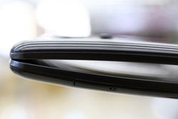 Menjajal Ponsel Android Lengkung Seharga Motor