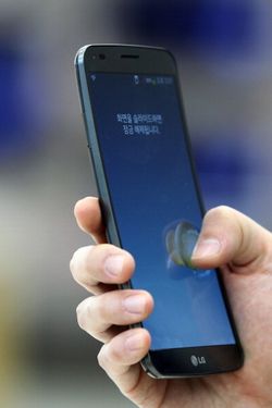 Menjajal Ponsel Android Lengkung Seharga Motor