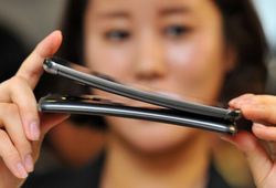 Menjajal Ponsel Android Lengkung Seharga Motor