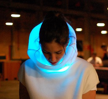 Teknologi terbaru memungkinkan sweater menerjemahkan emosi manusia ke dalam warna-warna seperti biru, merah atau hijau dari lampu LED yang ditanamkan pada bagian kerah. Adalah Sensoree, laboratorium desain yang menciptakan sweater dengan teknologi Galvanic Skin Response ini.