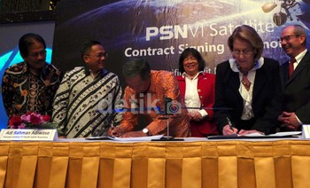 Direktur Utama PT Pasifik Satelit Nusantara (PSN) Adi Rahman Adiwoso bersama Senior Manager Contracts Boeing Satellite Systems International Patrice Gray Mitchell menandatangani naskah kerjasama pembelian satelit PSN VI dengan Boeing Satellite Systems International.