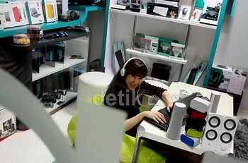 Logitech UE Mobile Boombox  hadir dengan desain penuh gaya, mungil dan dengan berbagai pilihan warna.