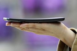 Menjajal Ponsel Android Lengkung Seharga Motor