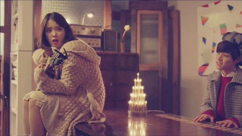 IU dan Jang Ki Yong Ciuman di Video Klip Friday IU dan Jang Ki Yong Ciuman di Video Klip Friday