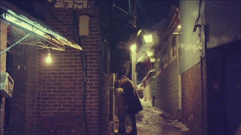 IU dan Jang Ki Yong Ciuman di Video Klip Friday