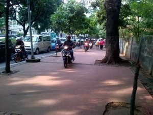 Cerita Pejalan Kaki yang Dibentak Pemotor Penyerobot Trotoar Jl Sudirman