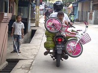 Foto ini diambil di daerah Jatimulya, Bekasi Timur. Tabung gas 3 kg disimpan di jok belakang pengendara motor. (Foto Suyanto).