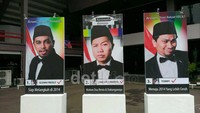 Tiba di lokasi acara, penonton disuguhkan oleh foto-foto dari Trio Lestari yang bergaya bak capres (calon presiden) lengkap dengan janji-janjinya.