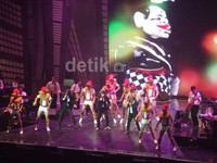 Trio Lestari membuka set penampilan mereka lewat lagu 'Lenggak-lenggok Jakarta' serta 'Marilah Kemari' yang kental dengan nuansa musikal ala Broadway.