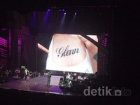 Parodi dimulai saat Tompi memperlihatkan foto setengah badan dari artis nikita Mirzani dengan tato bertuliskan 'Glenn' di dadanya.