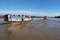 Bagi masyarakat Sumsel, mereka berlayar di atas Sungai Musi menggunakan perahu tongkang untuk mengantarkan aneka barang dari tiap kabupaten ke Kota Palembang. Barang-barang tersebut mulai dari bahan material hingga aneka hasil pertanian dan perkebunan (Afif/detikTravel)